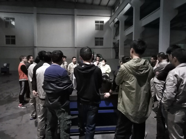 Pelatihan di tempat dan alat pengukur yang digunakan di bengkel kompresor