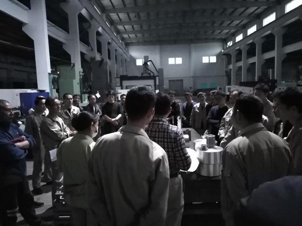 Pelatihan di tempat dan alat pengukur yang digunakan di bengkel kompresor